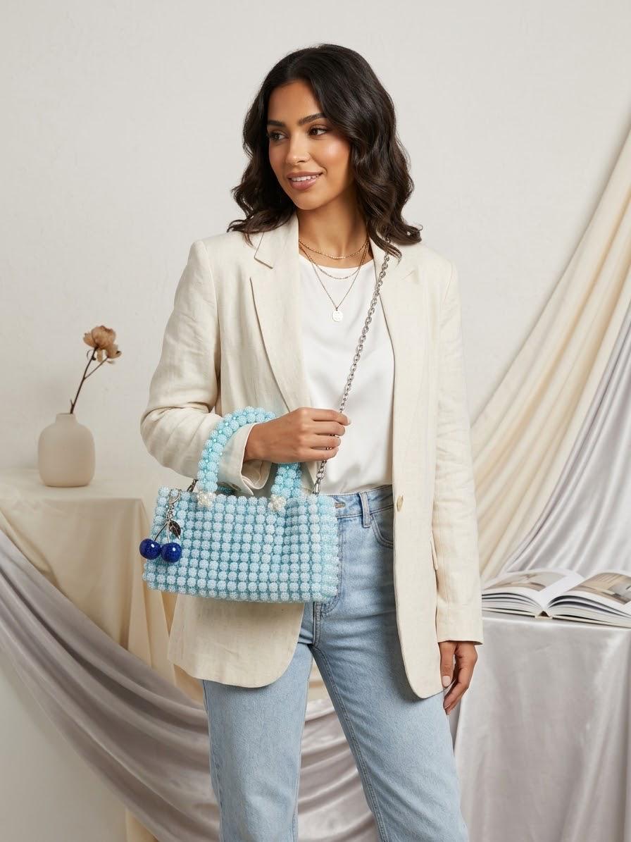 Modell mit kleiner rosa Tasche